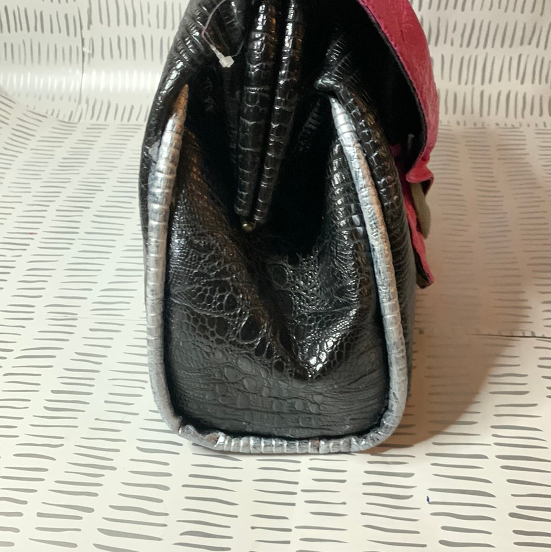 Vintage clamshell crossbody bag