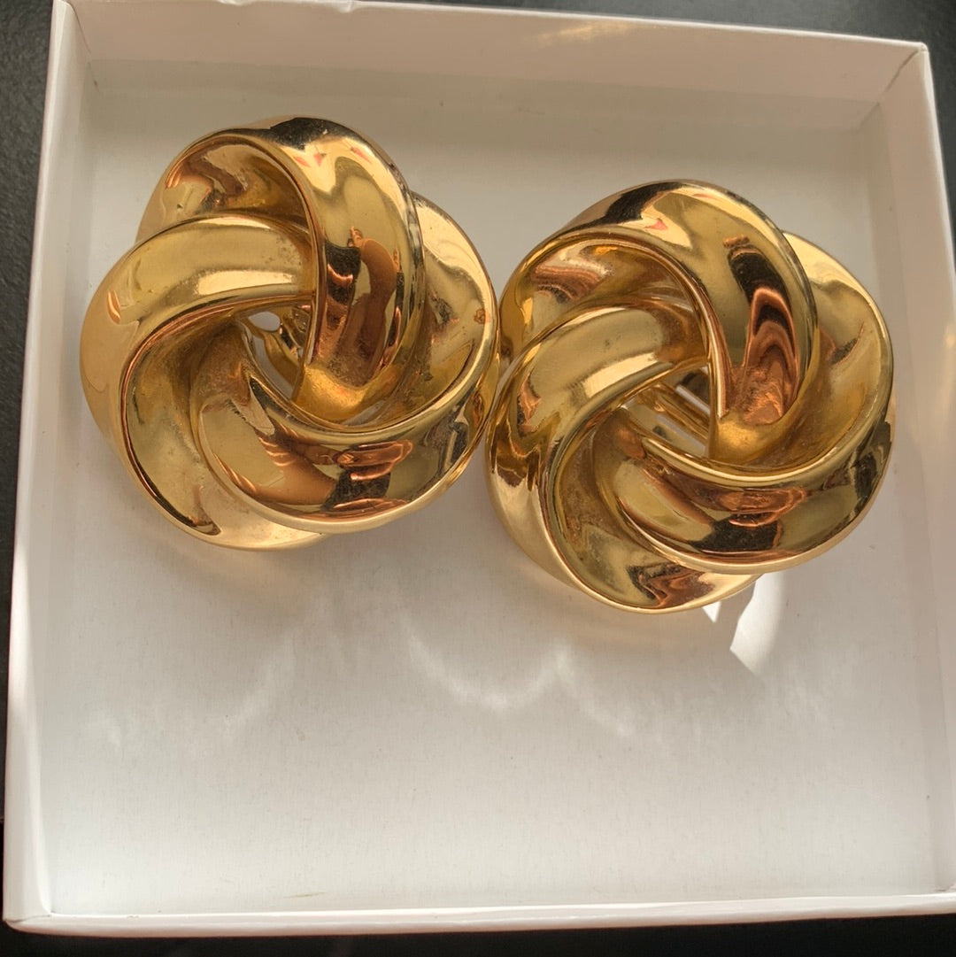Swirl clip on earrings