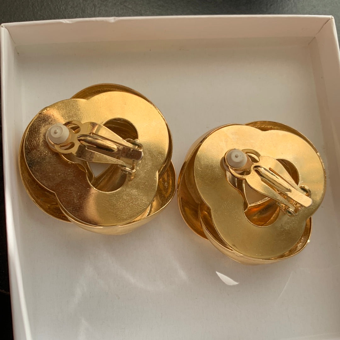 Swirl clip on earrings